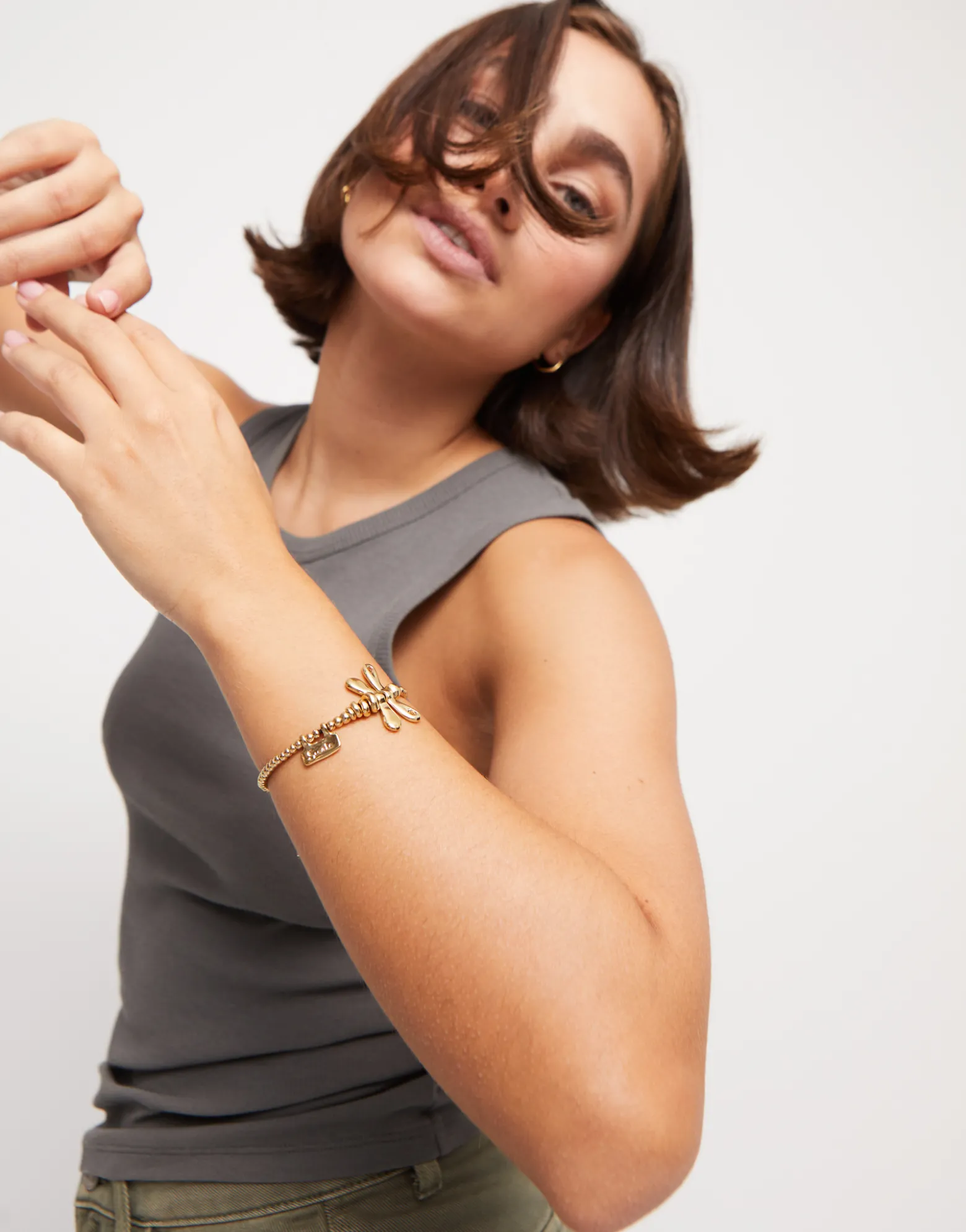 Pulsera elastica con libélula bañada en oro de 18k