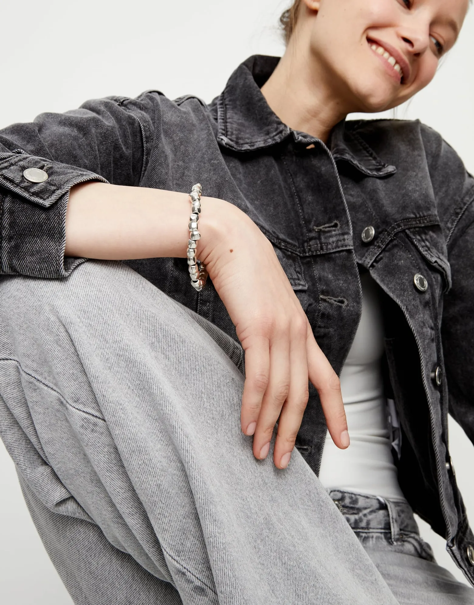 Pulsera elástica con cuentas bañadas en plata