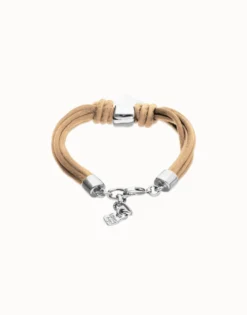 Pulsera en hilo de seda y cuero camel con corazón bañado en plata
