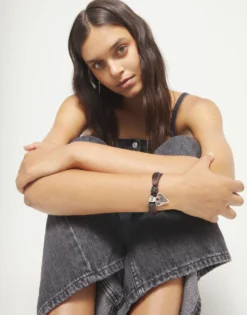 Pulsera en hilo de seda y cuero marrón con corazón bañado en plata
