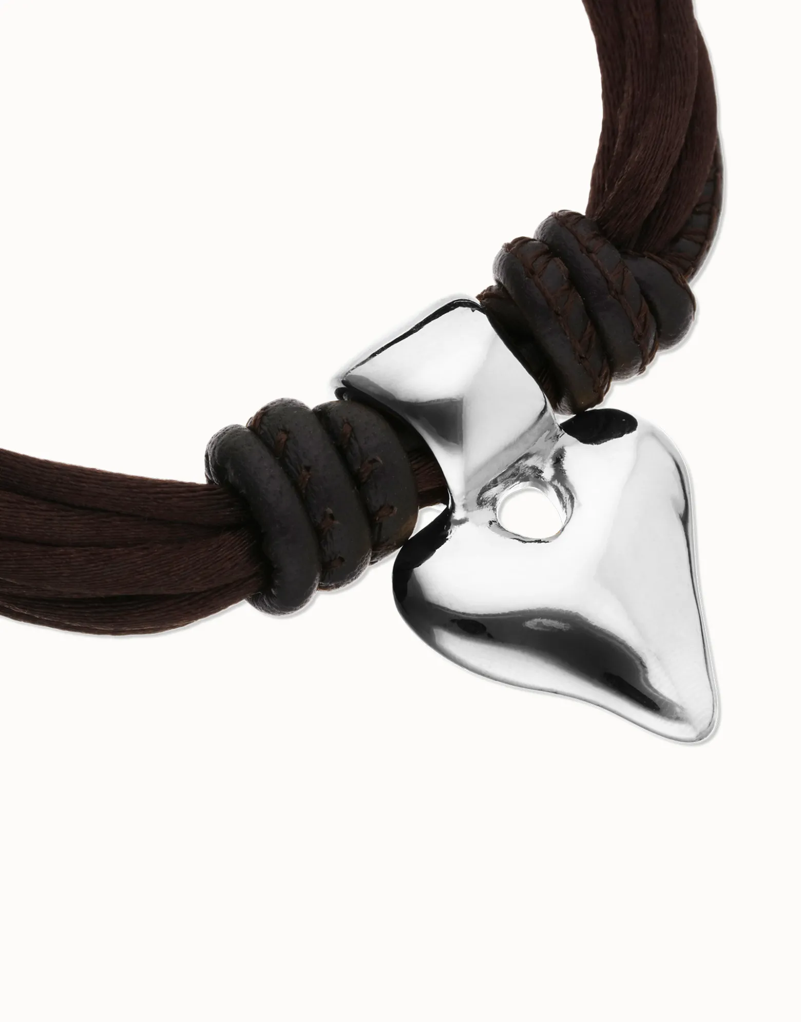 Pulsera en hilo de seda y cuero marrón con corazón bañado en plata