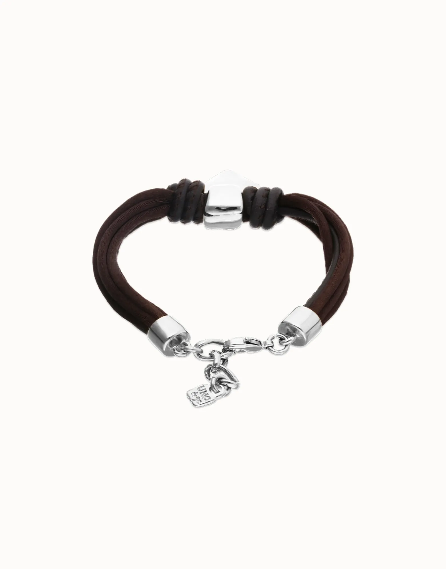 Pulsera en hilo de seda y cuero marrón con corazón bañado en plata