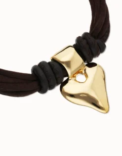 Pulsera en hilo de seda y cuero marrón con corazón bañado en oro 18k