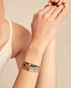 Pulsera rígida bañada en oro 18k con 2 cristales grises, 1 blanco y 1 rosa