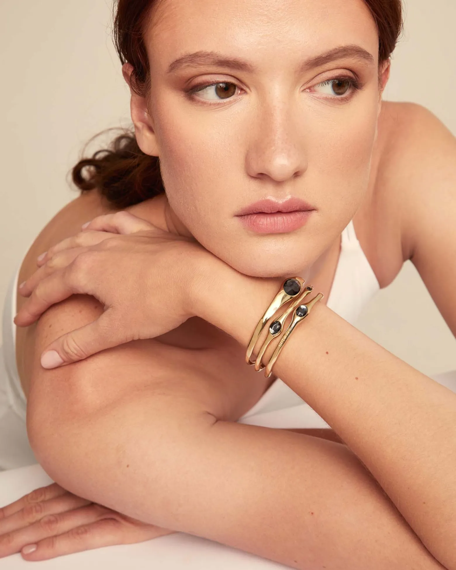 Pulsera rígida bañada en oro 18k con 2 cristales grises, 1 blanco y 1 rosa