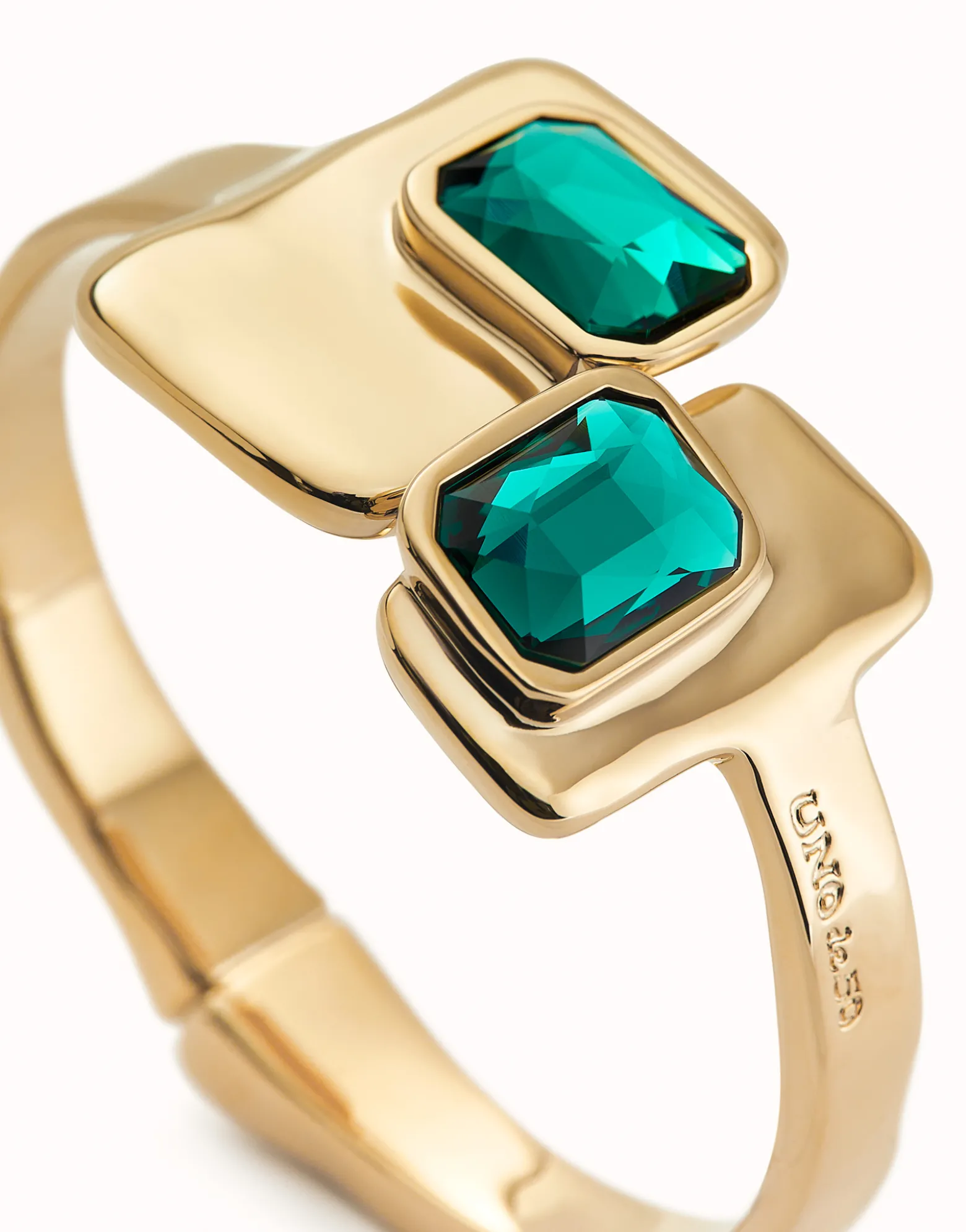 Pulsera rígida bañada en oro 18k con cristales verdes