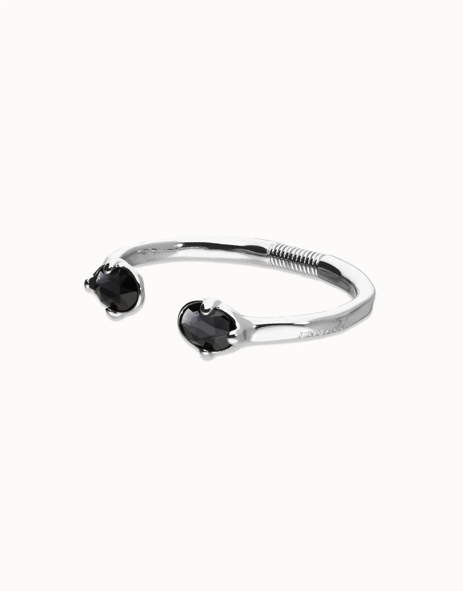 Pulsera rígida bañada en plata con dos cristales facetados ovalados negros