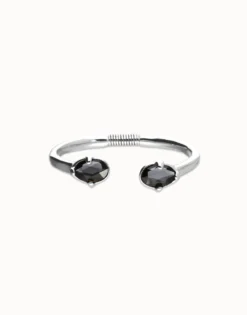 Pulsera rígida bañada en plata con dos cristales facetados ovalados negros