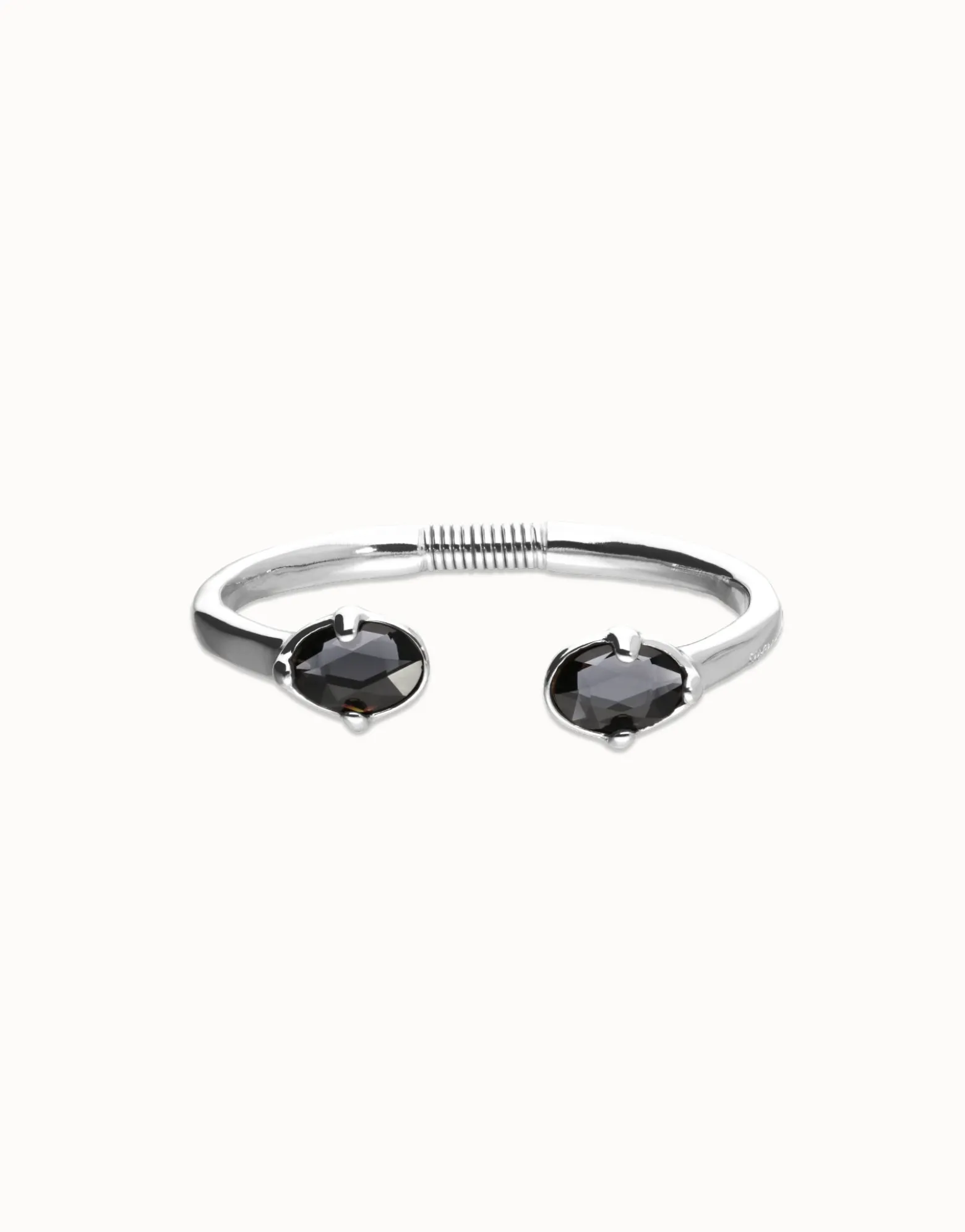 Pulsera rígida bañada en plata con dos cristales facetados ovalados negros