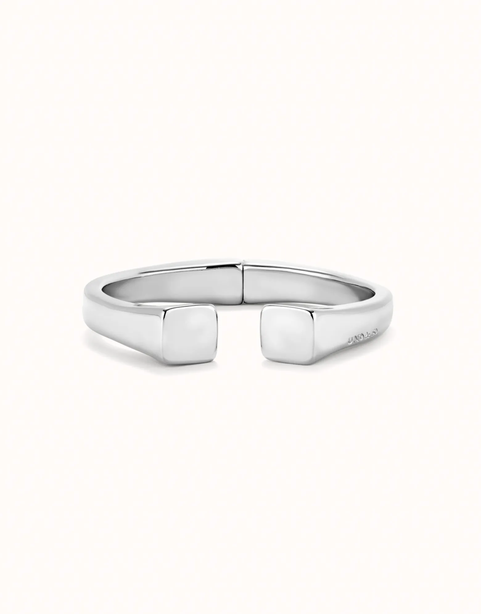 Pulsera rígida bañada en plata de ley acabado liso y forma cuadrada
