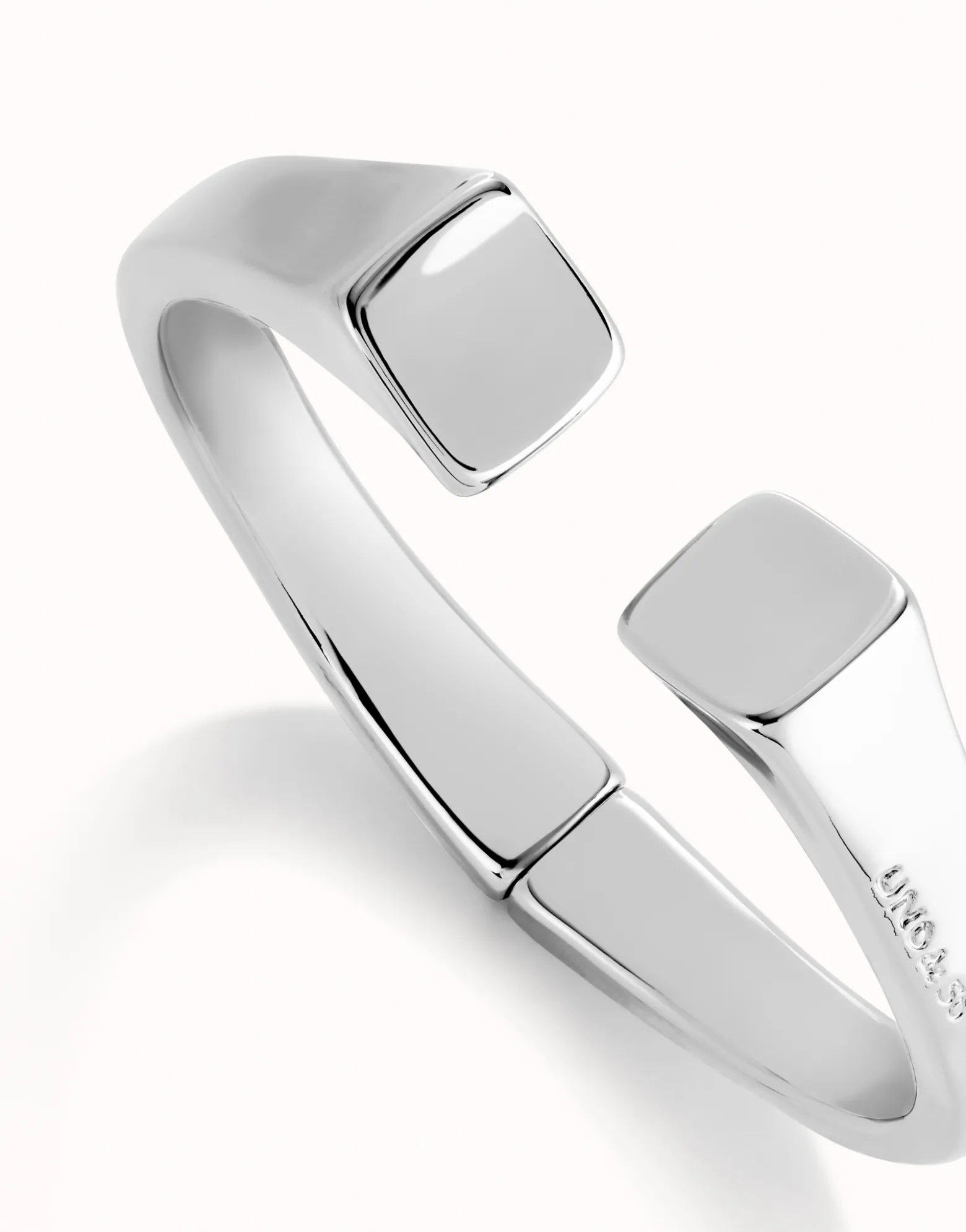 Pulsera rígida bañada en plata de ley acabado liso y forma cuadrada