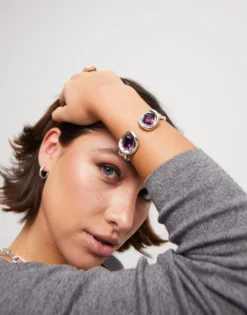 Pulsera rígida bañada en plata de ley y dos cristales rosas
