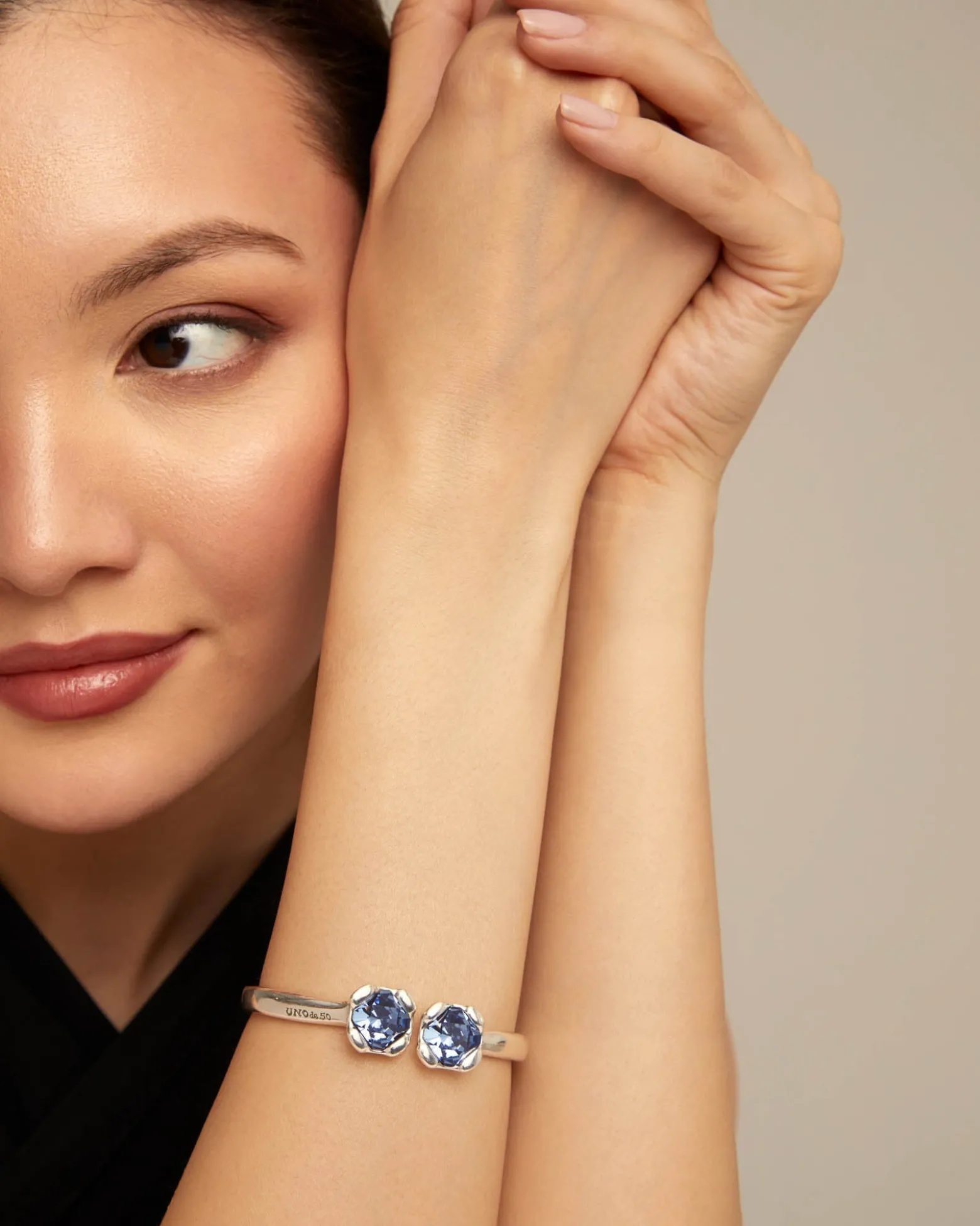 Pulsera rígida bañada en plata de ley, con muelle interior y dos cristales azules