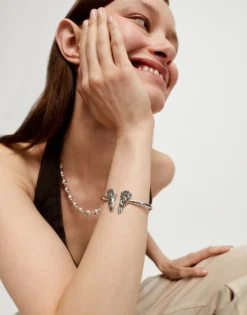 Pulsera rígida bañada en plata de ley con detalle de alas