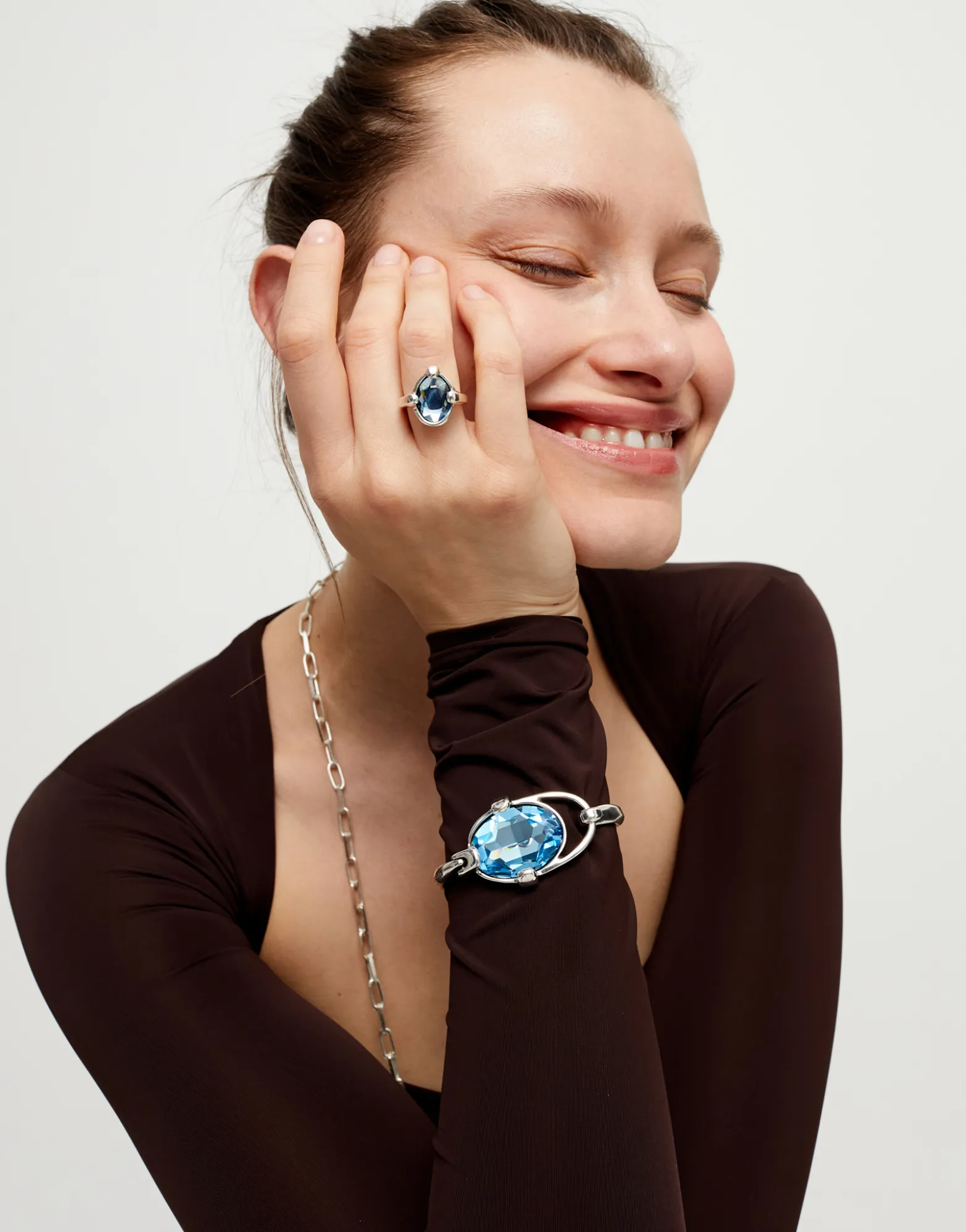 Pulsera rígida bañada en plata de ley con cristal facetado azul