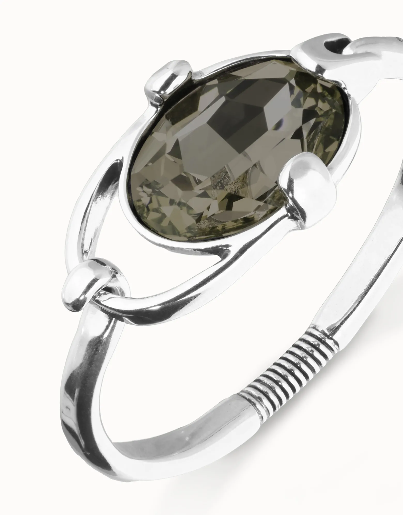 Pulsera rígida bañada en plata de ley con cristal facetado ovalado gris