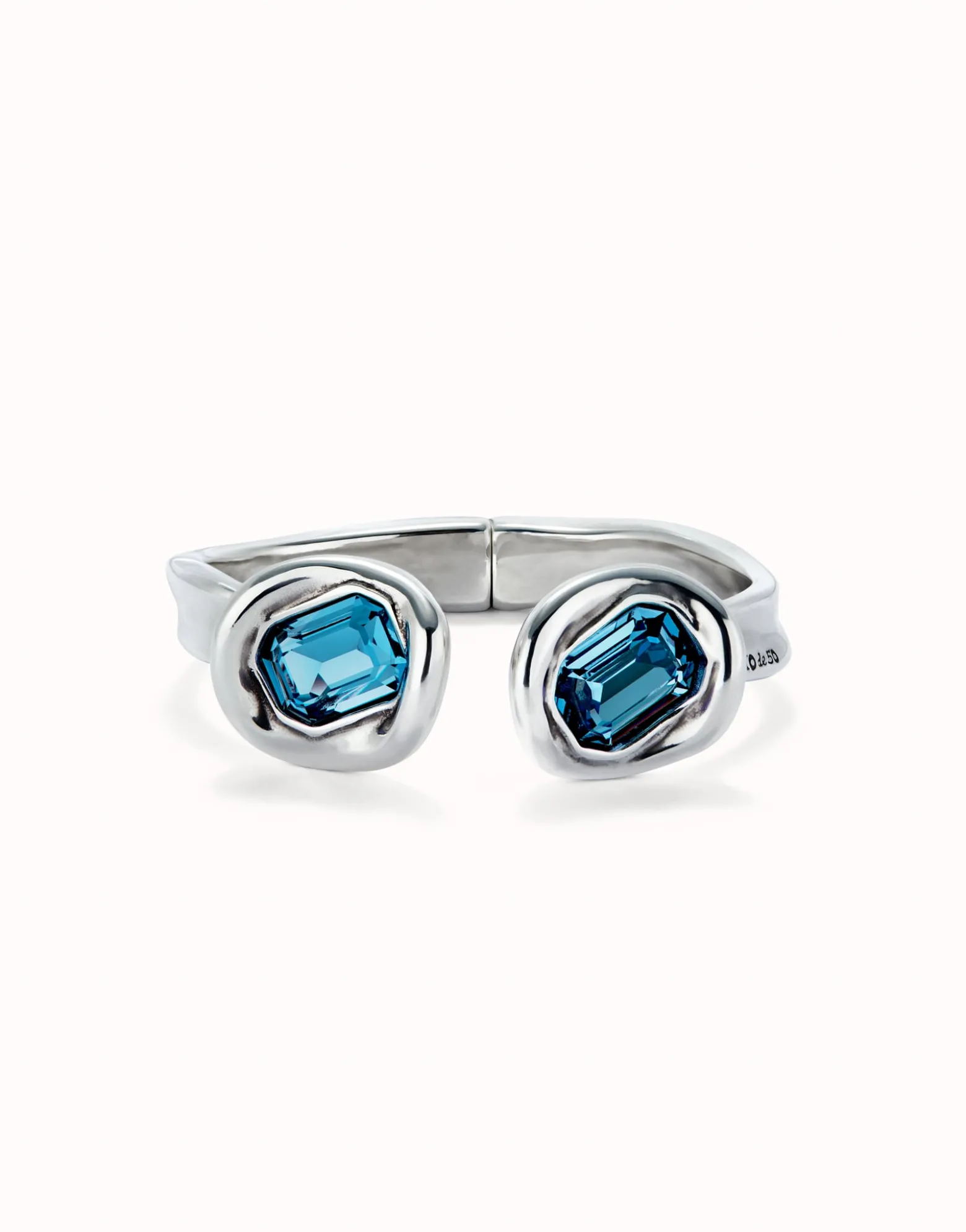 Pulsera rígida bañada en plata de ley y dos cristales azules