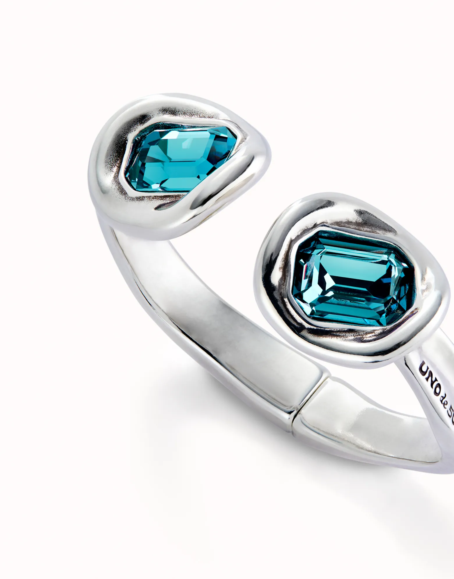Pulsera rígida bañada en plata de ley y dos cristales celestes