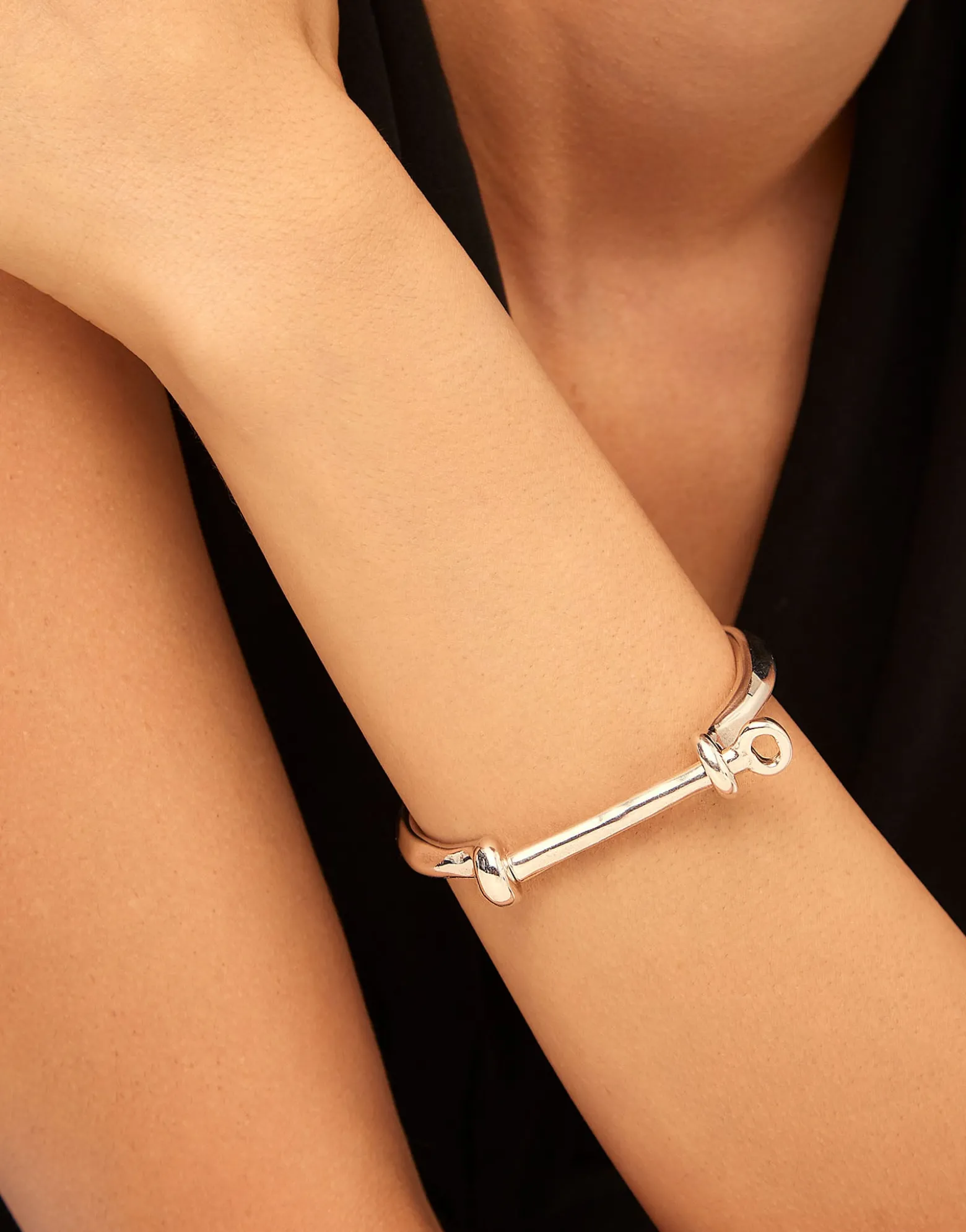 Pulsera rígida bañada en plata de ley mujer con cierre tipo grillete
