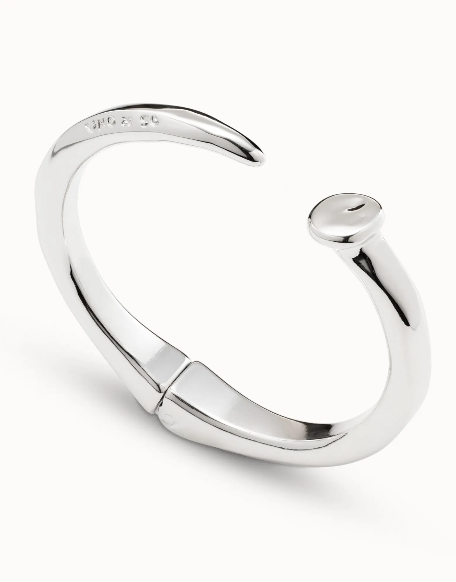 Pulsera rígida en plata de ley con forma de clavo
