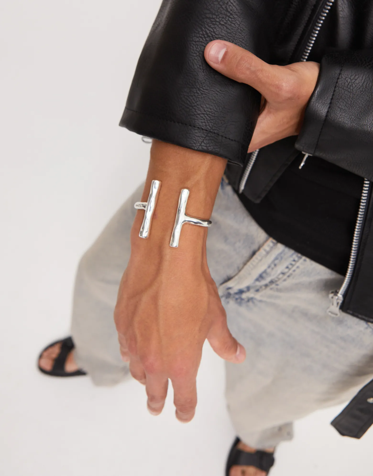 Pulsera rigida bañada en plata de ley y dos tubos largos en extremos