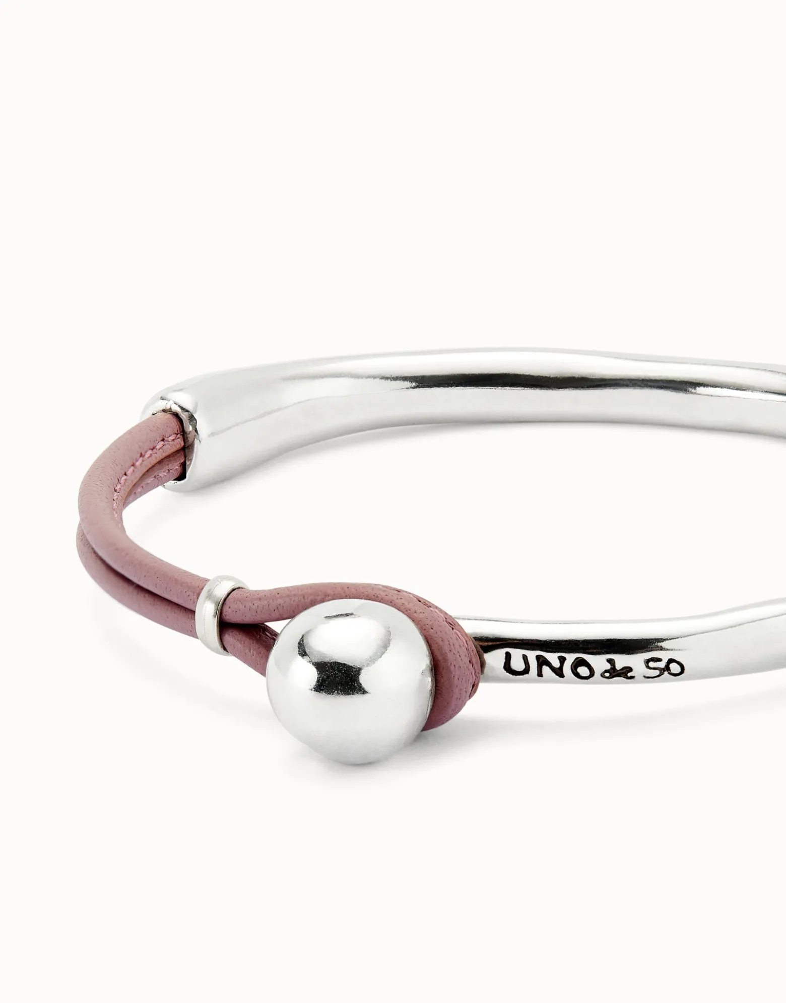 Pulsera semirígida bañada en plata de ley con cuero de color lila