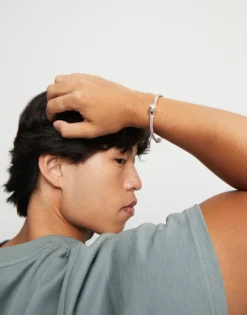 Pulsera semirígida bañada en plata de ley con cuero de color lila