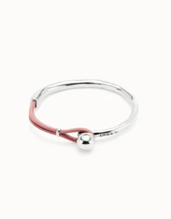 Pulsera semirígida bañada en plata de ley con cuero rosa