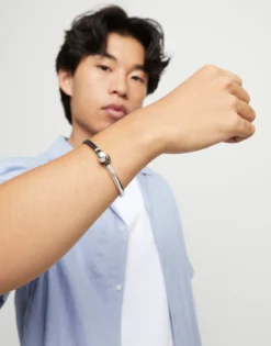 Pulsera semirígida bañada en plata de ley con cuero de color marrón