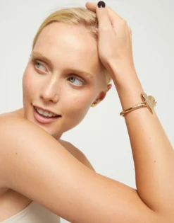 Pulsera semirrígida bañada en oro 18k y detalle de corazón