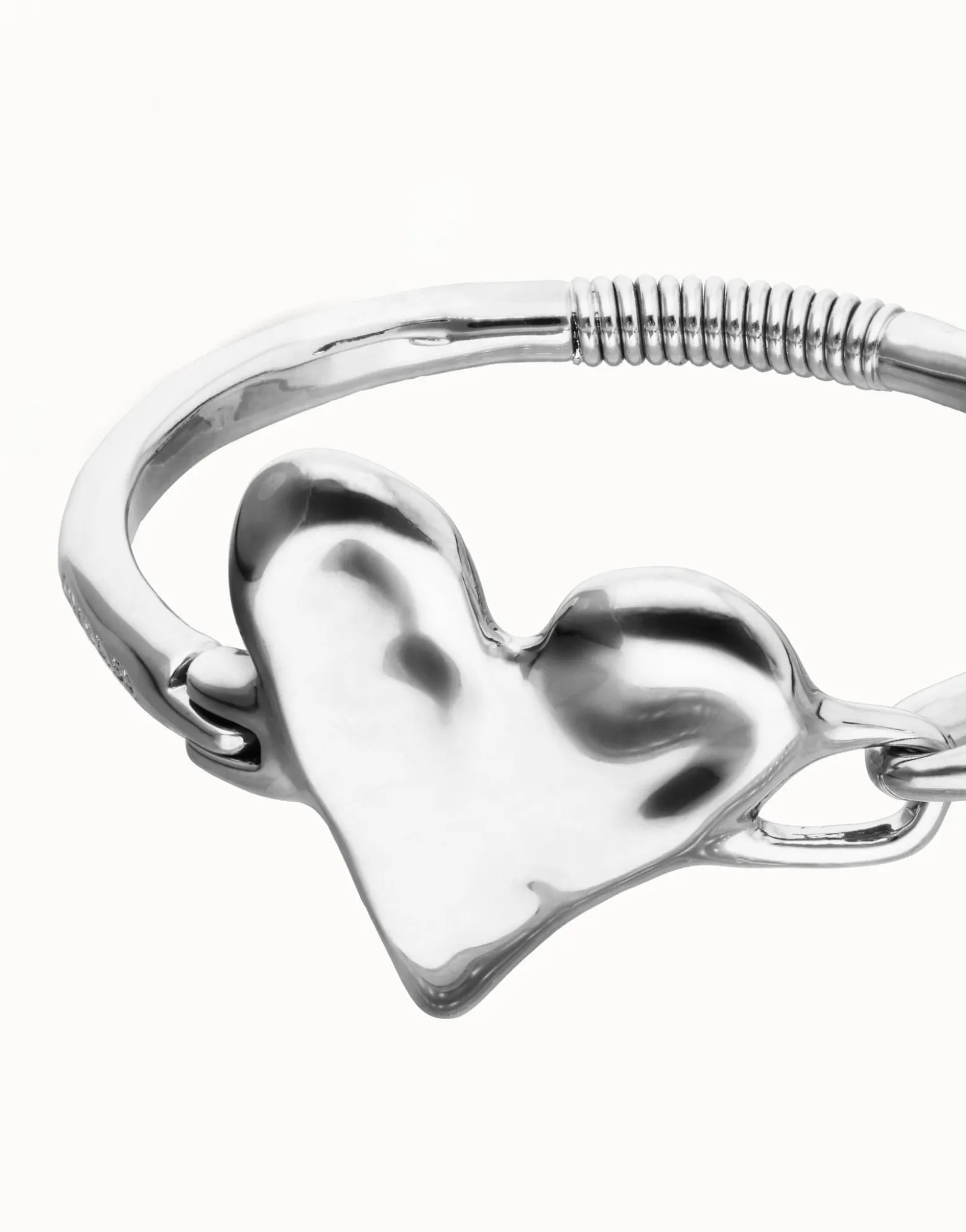 Pulsera semirrígida bañada en plata de ley con detalle de corazón
