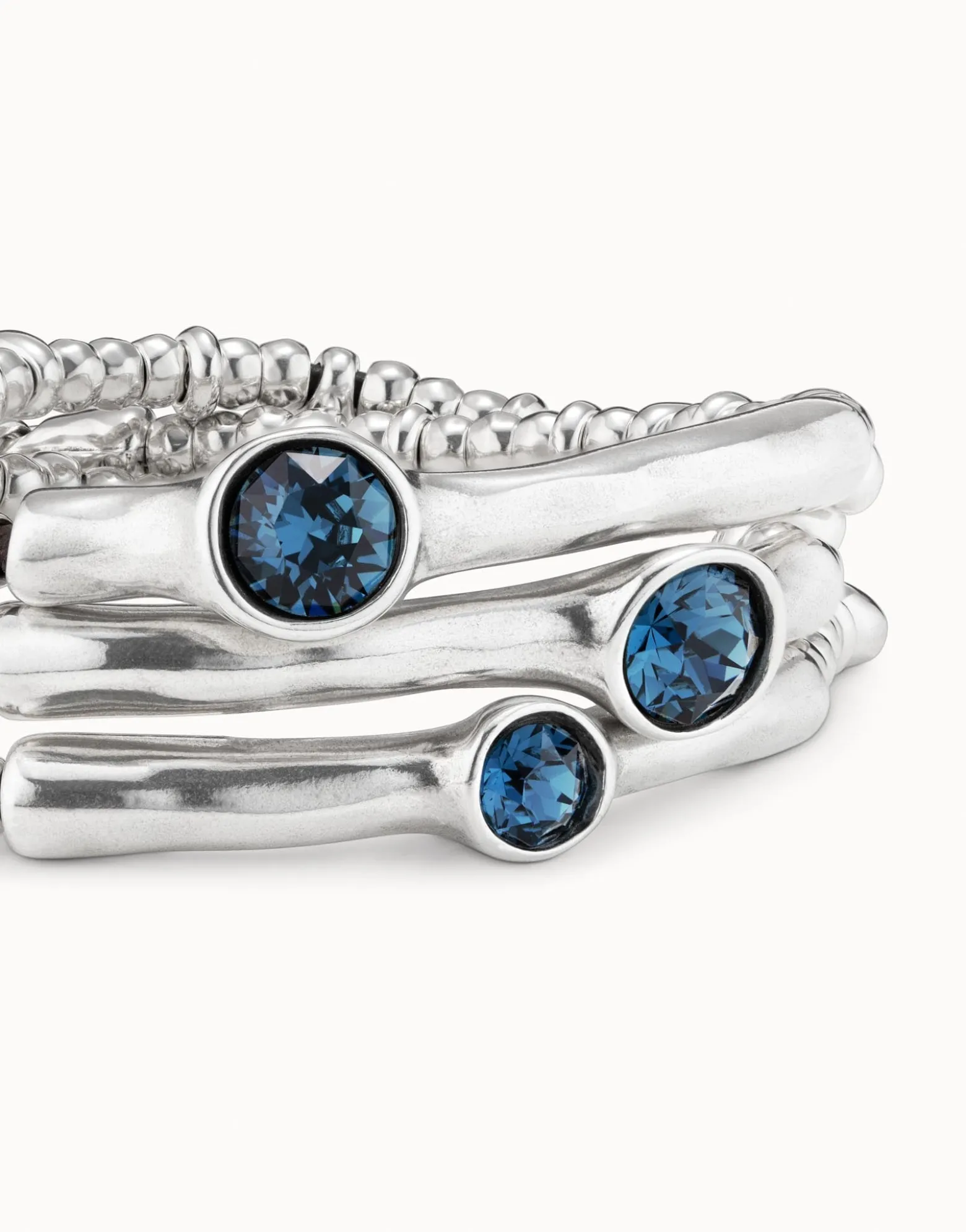 Pulsera triple bañada en plata de ley y cristal .
