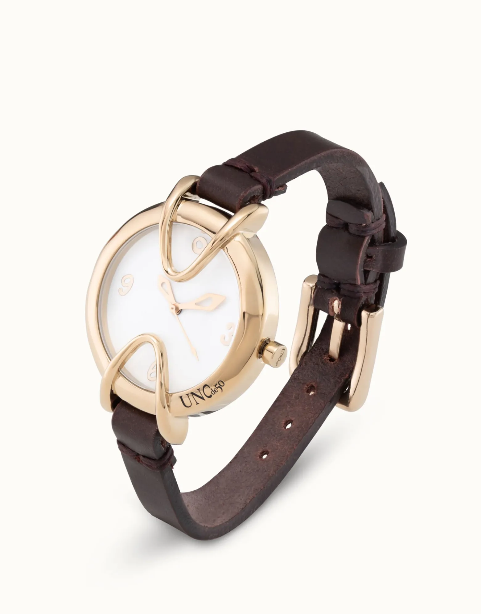 Reloj bañado en oro 18k con correa de cuero negra, esfera redonda con interior en color blanco
