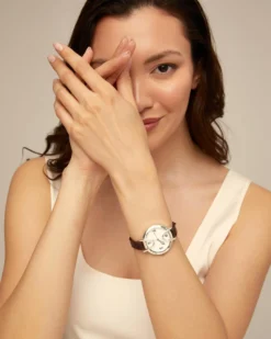 Reloj bañado en plata de ley con correa de cuero negra, esfera redonda con interior en color blanco