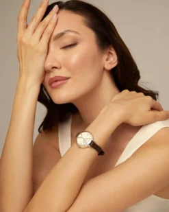 Reloj bañado en plata de ley con correa de cuero negra, esfera redonda con interior en color blanco