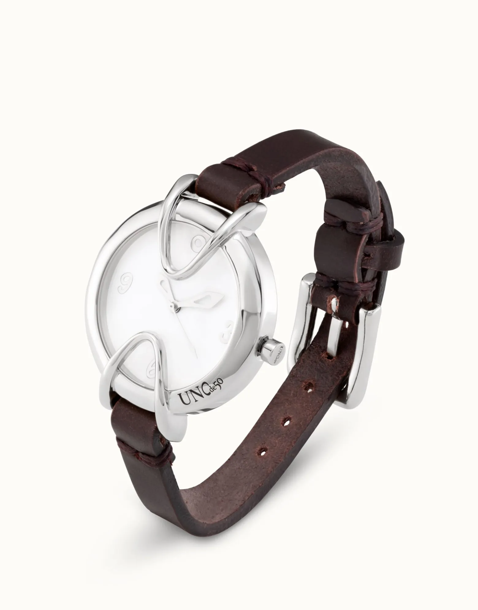Reloj bañado en plata de ley con correa de cuero negra, esfera redonda con interior en color blanco