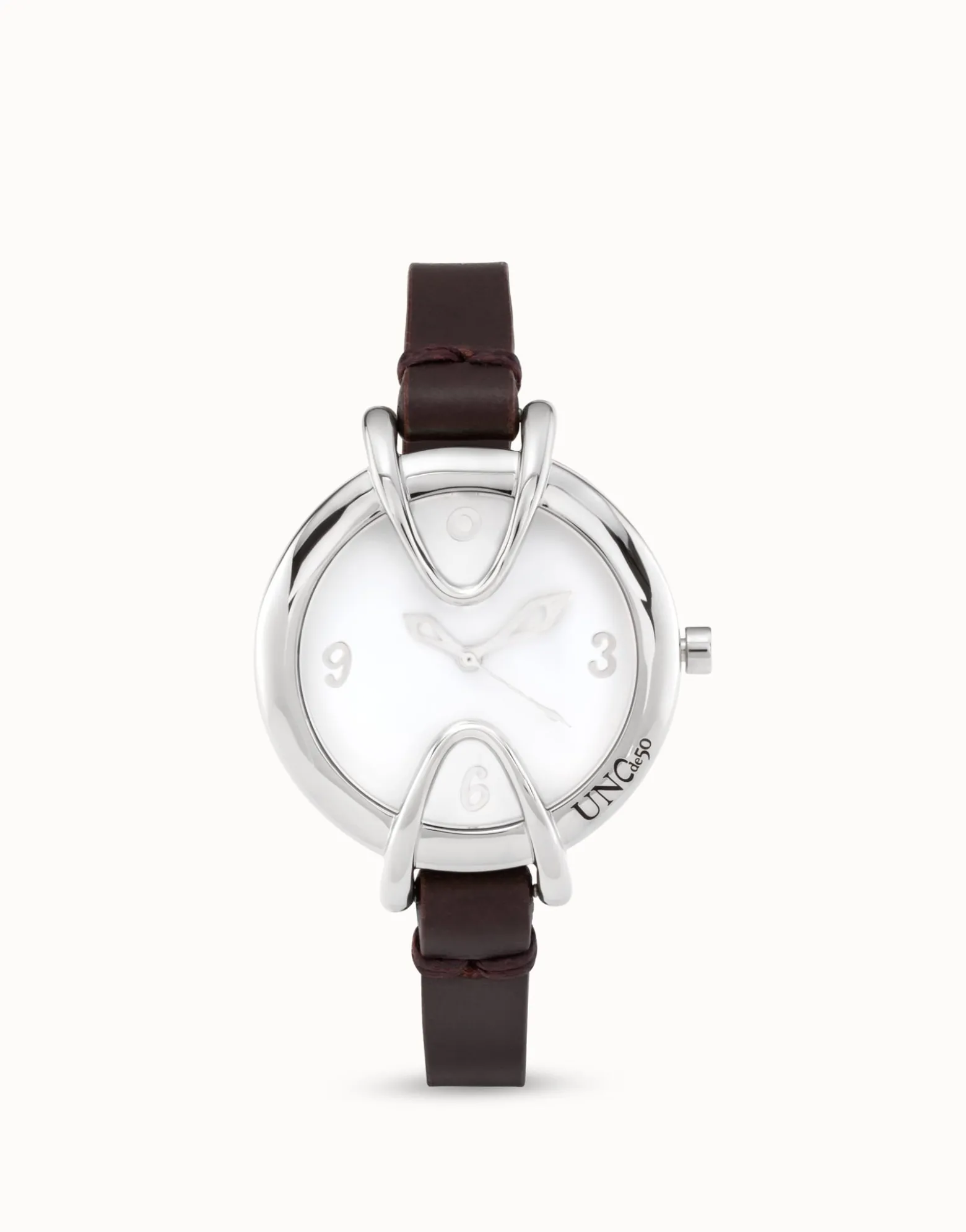 Reloj bañado en plata de ley con correa de cuero negra, esfera redonda con interior en color blanco